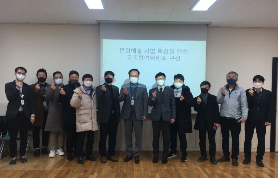 NSP통신-15일 열린 오산시시설관리공단 공동협력위원회 회의에서 참석자들이 기념촬영을 하는 모습. (오산시)