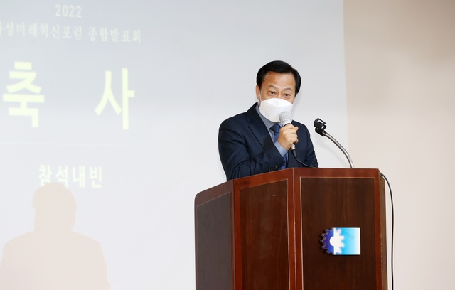 NSP통신-17일 화성사상공회의소에서 열린 화성미래혁신포럼 100인 토론회 종합발표회에서 장현국 경기도의회 의장이 축사하고 있다. (경기도의회)