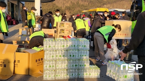 NSP통신-경북광역푸드뱅크는 지난 17일 대형 산불로 피해를 입은 영덕군을 방문해 컵라면, 생수 등 1천5백만 원 상당의 푸드팩을 지원했다. (영덕군)