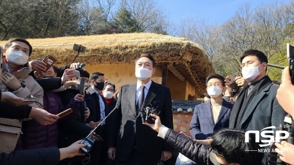 NSP통신-윤석열 국민의힘 대선후보가 18일 구미를 찾아 지지를 호소했다. 박정희 전 대통령 생가 앞에서 취재진들의 질문에 답하는 모습 (백진호 기자)