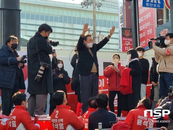 NSP통신-윤석열 후보가 박 전 대통령 생가 참배를 마치고 구미역사를 찾아 시민들에게 지지를 호소하고 있다. (백진호 기자)