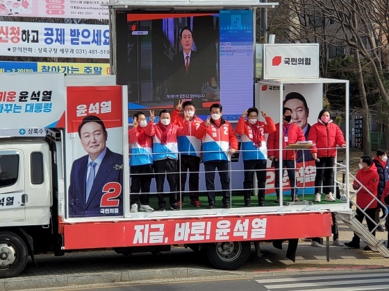 NSP통신-지난 18일 오후 경기 안산 상록수역에서 김석훈 전 안산시의장(국민의힘 약자와의 동행위 경기도당 본부장)이 국민의힘 4개 정당선거사무소 합동유세에 참여해 윤석열 후보 지지를 호소했다. (김석훈전안산시의장측)