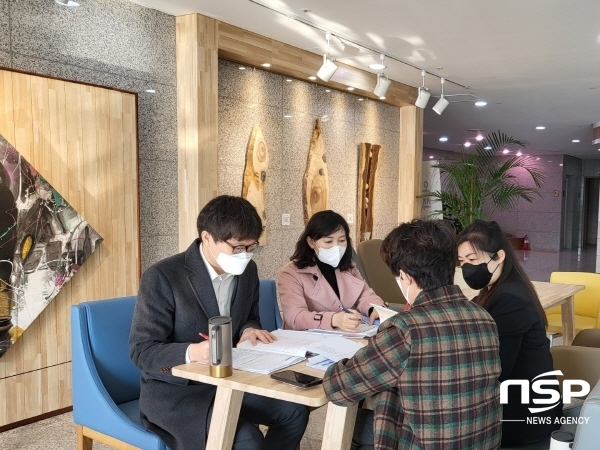 NSP통신-경상북도교육청은 학교폭력 심의의 전문성 향상 및 학교폭력대책심의위원회의 공정한 심의와 효율적 운영을 위해 표준화된 운영 안내서를 제작·보급한다고 21일 밝혔다. 제작협의회 사진 (경상북도교육청)