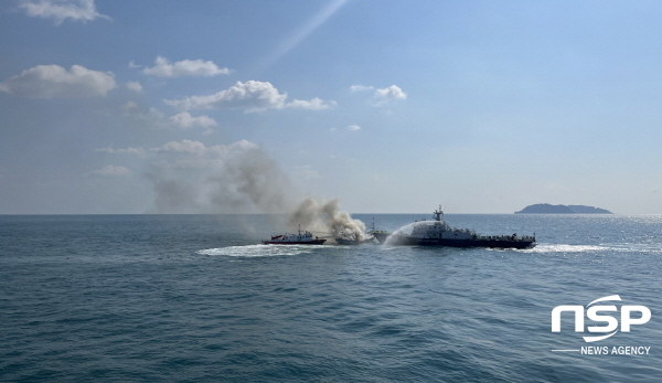 NSP통신-실습에 나선 해양경찰교육원 소속 바다로함이 화재를 진화하고 있다. (해경교육원)