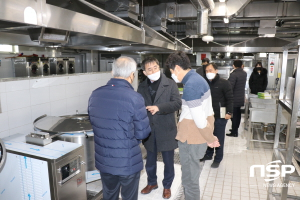 NSP통신-22일 신학기 개학을 앞두고 신동근 교육장 등 간부 공무원이 직접 학교 현장에 방문해 학교시설 안전 등 학교안전 분야 전반에 대한 현장점검을 실시하고 있다. (포항교육지원청)