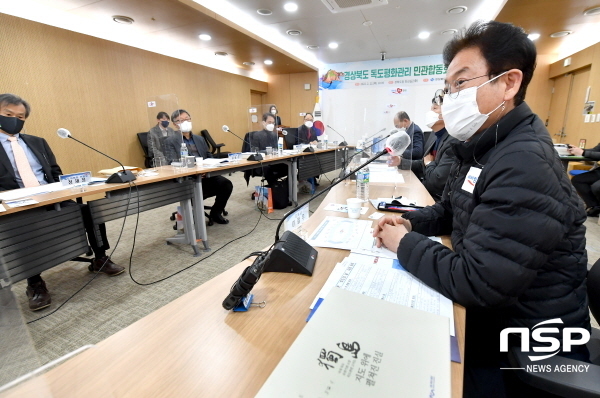 NSP통신-경상북도는 22일 도청 회의실에서 이철우 도지사 주재로 일본 시마네현의 죽도의 날 행사에 대응해 경상북도 독도위원회와 다양한 분야의 전문가와 기관대표들을 모시고 경상북도 독도평화관리 민관합동회의를 개최했다고 밝혔다. (경상북도)