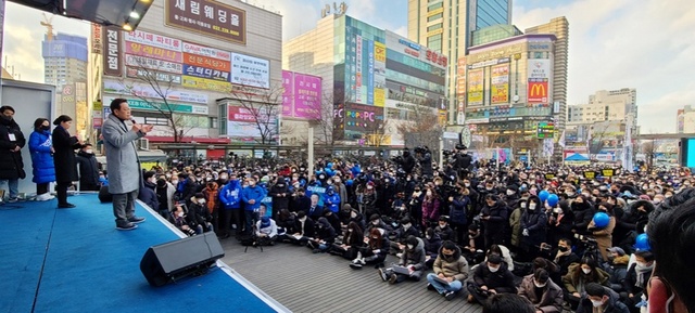 NSP통신-많은 지자자와 국민들이 모인 가운데 집중유세에서 연설하는 이재명 민주당 대선 후보. (더불어민주당 경기도당)