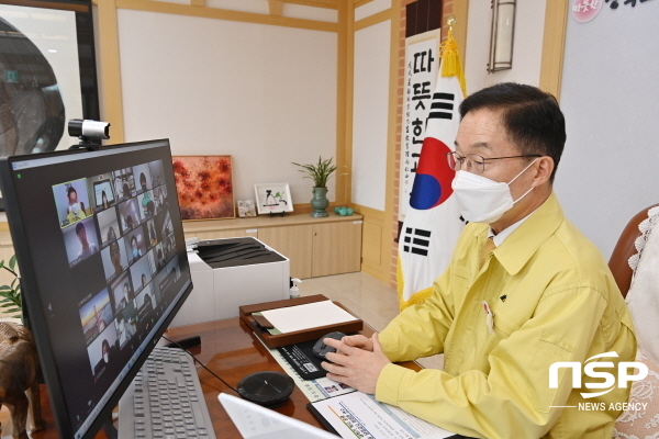 NSP통신-경상북도교육청은 23일 안전하고 내실있는 새 학년과 새 학기 교육활동 지원을 위해 중·고등학교 학년별 대표 담임교사 1400명을 대상으로 실시간 온라인 연수를 실시했다고 밝혔다. (경상북도교육청)