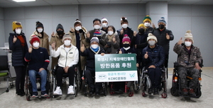 [NSP PHOTO]둥글개봉사단, 화성시장애인단체에 털모자와 목도리 기부