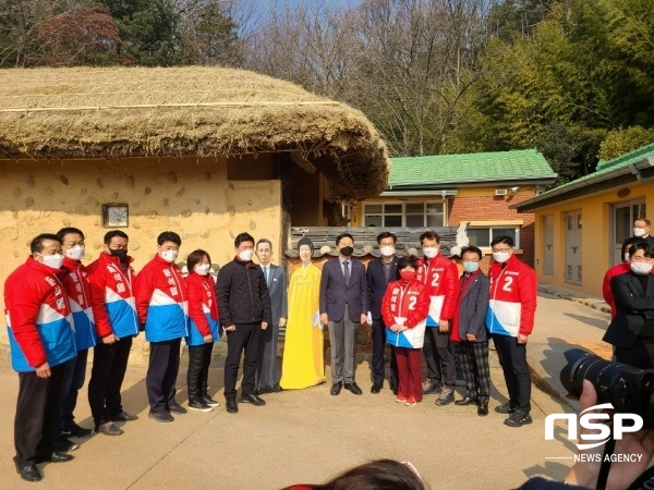 NSP통신-국민의힘 김기현 원내대표가 지난 26일 구미시 상모동 고 박정희대통령 생가를 방문했다. (백진호 기자)