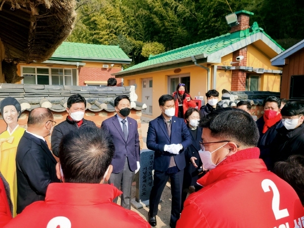 NSP통신-김 대표가 당직자들과 인사를 나누고 있다. (백진호 기자)