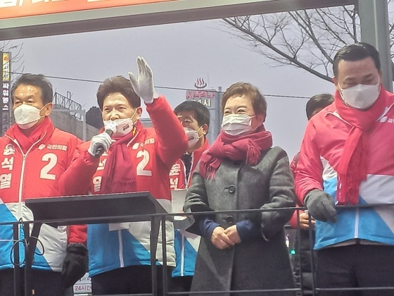NSP통신-25일 안산시 상록수역에서 홍장표 국민의힘 안산상록을 당협위원장이 안산시 집중유세에서 제안한 안산시 발전 대표공약이 윤석열 대선 후보 공약에 전격 채택됐다고 발언하고 있다. (홍장표 당협위원장)