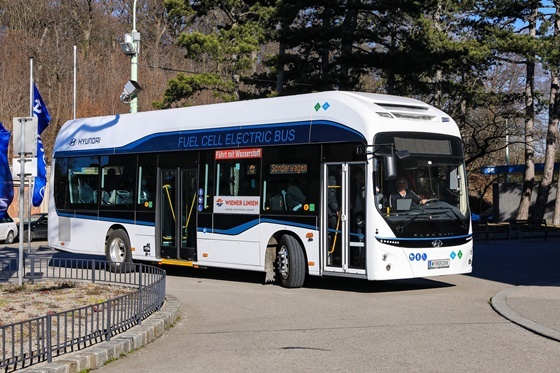 NSP통신-오스트리아 시내버스 정규노선에 투입된 현대차 수소전기버스 일렉시티 FCEV 주행 모습 (현대차)