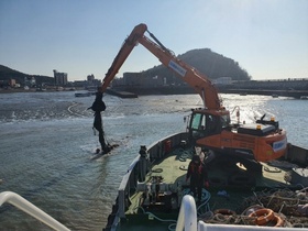 [NSP PHOTO]경기청정호, 항로 내 암초 제거 선박 안전운항 지원