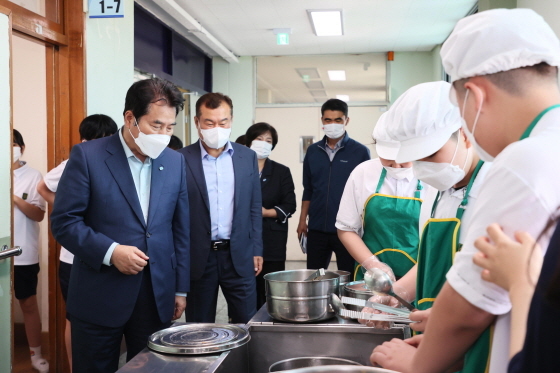 NSP통신-백군기 용인시장이 관계자들과 관내 한 학교를 방문해 학교 급식 배분 상황을 살피고 있다. (용인시)