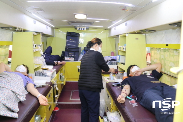 NSP통신-지난 25일 대구파티마병원은 본관 앞에서 대한적십자사와 함께 헌혈버스를 이용한 사랑의 헌혈 캠페인을 진행했다. (대구파타마병원)