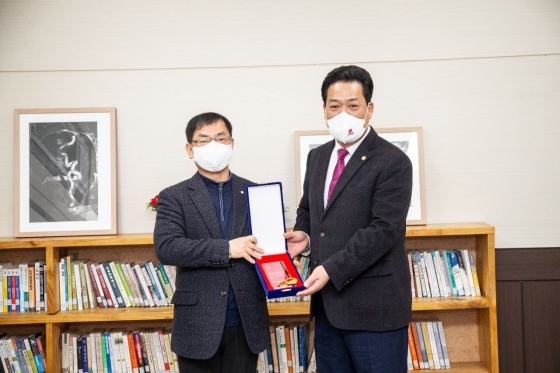 NSP통신-안산시의회 회의실에서 김정택 안산시의원이 안산건축발전 기여 공로로 안산건축사협회로 부터 감사패를 받았다. (의원실)