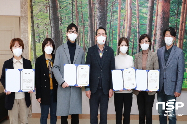 NSP통신-울진군장학재단은 지난 25일 울진군청 군수실에서 장학생 및 학부모 등 약 10여 명이 참석한 가운데 울진사랑 특별장학금 수여식을 개최했다. (울진군)