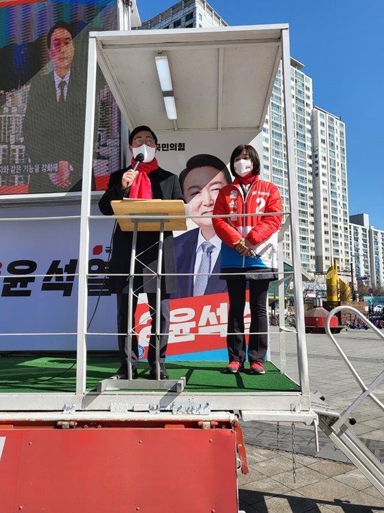 NSP통신-이홍규 고양시의회 부의장이 권순영 국민의힘 고양시갑 당협위원장과 함께 경기도 고양시 덕양구 화정역 앞에서 윤석열 후보 지지연설을 하고 있다. (p-플랫폼 고양)