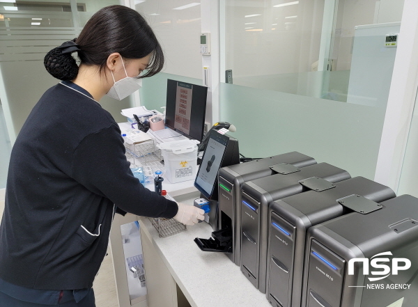 NSP통신-음압시설이 완비된 세명기독병원 분자진단검사실에서 직원이 신속 PCR 검사를 하고 있다. (세명기독병원)