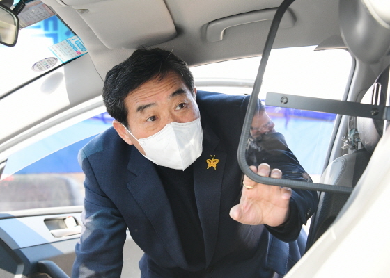 NSP통신-안산시가 관내 모든 택시에 택시기사의 안전보호 및 코로나19 확산 예방을 위한 투명보호막을 설치하는 가운데 윤화섭 안산시장이 설치된 투명보호막을 점검하고 있다. (안산시)
