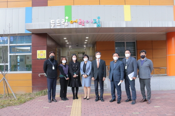 -원명희 군포도시공사 사장(왼쪽 네번째)과 공사 경영진이 포첨단산업단지 내 공동직장어린이집인 두드림어린이집을 직접 방문해 시설현황 및 운영 전반에 대해 특별점검을 실시한 가운데 기념