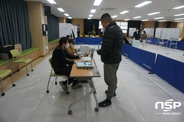 NSP통신-처인구 이동읍사무소 주민자치센터 2층에 마련된 사전투표소에서 한 유권자가 선관위 관계자의 안내를 받으며 투표용지를 받으러 대기하고 있다. (김병관 기자)