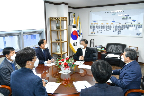 NSP통신-2일 정하영 김포시장이 김포도시관리공사로부터 현안보고를 받고 있다. (김포시)