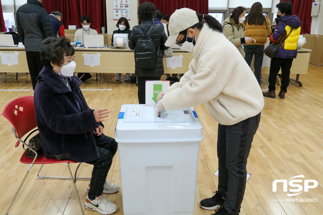 NSP통신-4일 금곡동사전투표소에서 한 시민이 투표용지를 투표함에 넣고 있다. (조현철 기자)