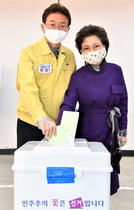 [NSP PHOTO]이철우 경북도지사 내외, 대선 사전투표 참여
