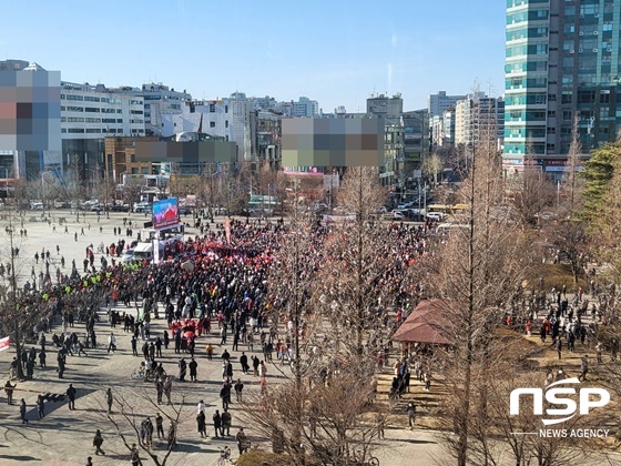 NSP통신-6일 오후 고양시 문화(미관)광장에서 진행된 윤석열 국민의힘 대통령 후보의 유세를 보기 위해 수천명의 고양시민들이 몰려들고 있다. (강은태 기자)