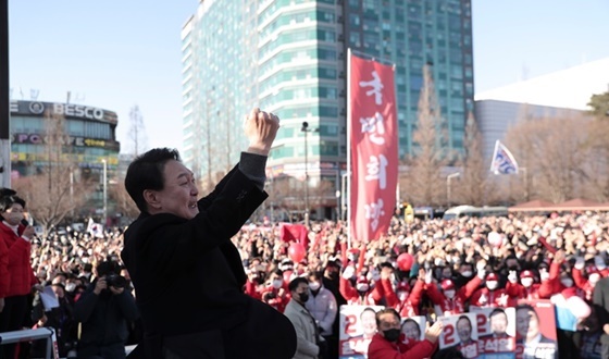 NSP통신-윤석열 국민의힘 대통령 후보가 경기도 고양시에 위치한 롯데백화점 고양점 앞에서 명품도시 고양! 명품국가 대한민국! 경기 고양 유세를 진행하고 있다. (국민의힘)