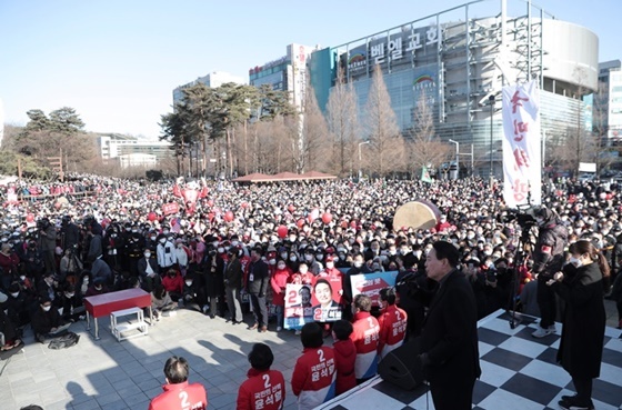 NSP통신-윤석열 국민의힘 대통령 후보가 경기도 고양시에 위치한 롯데백화점 고양점 앞에서 명품도시 고양! 명품국가 대한민국! 경기 고양 유세를 진행하고 있다. (국민의힘)