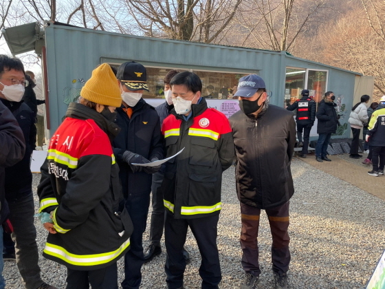 NSP통신-한대희 시장(오른쪽 두번째)이 수리산 화재 현장에서 군포시소방서 관계자로부터 산불 현황과 진화 작업에 관한 설명을 듣고 있다. (군포시)