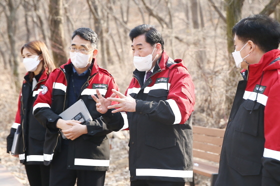 NSP통신-의왕시가 산불취약지 특별점검을 추진하며 산불방지대책본부를 운영 중인 가운데 김상돈 시장(오른쪽 두번째)이 관내 산불치약지를 관계자들과 순회 점검하고 있다. (의왕시)