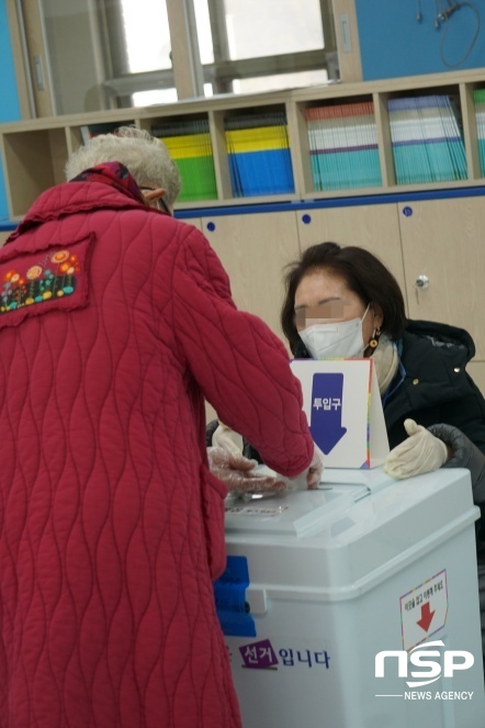NSP통신-투표용지를 투표함에 넣는 유권자. (김병관 기자)