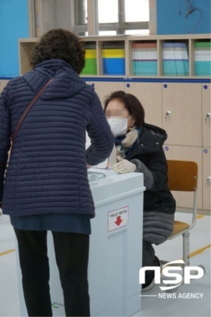 NSP통신-한 유권자가 투표함에 투표용지를 넣고 있다. (김병관 기자)
