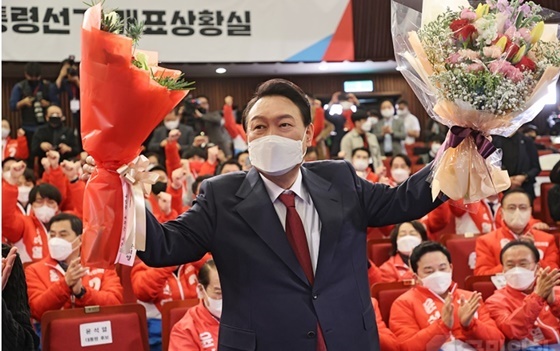 NSP통신-더불어민주당 이재명 후보를 투표수 24만7077표 격차로 이긴 윤석열 제20대 대한민국 대통령 당선인은 서울 여의도 국회 도서관에 마련된 제20대 대통령 선거 개표상황실에 도착해 이준석 당 대표와 안철수 국민의당 대표 및 지도부와 당원들로부터 축하를 받고 있다 (국민의힘)