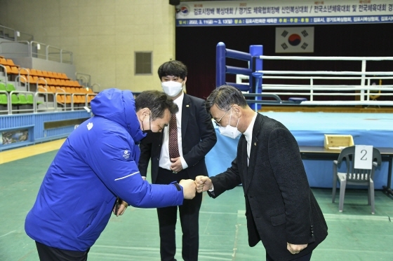 -정하영 시장(오른쪽)이 복싱협회 관계자와 주먹인사를 하고 있다. (김포시)