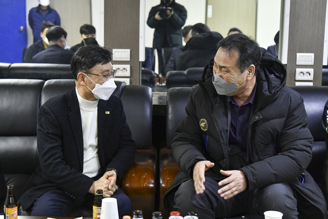 -정하영 시장(왼쪽)이 복싱협회 관계자와 담소를 나누고 있다. (김포시)
