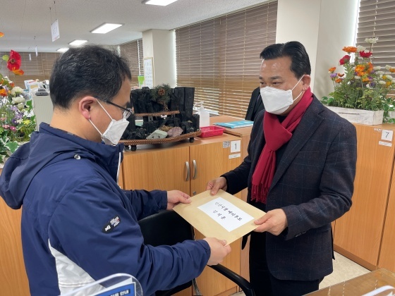 NSP통신-김석훈 국민의힘 경기도당 본부장이 지난 11일 오후 안산시 선거관리위원회를 찾아 안산시장 출마를 위한 예비후보에 등록하고 있다. (김석훈 안산시장 예비후보 측)