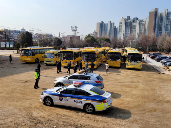 NSP통신-11일 성남시 소재 몽실학교에서 한국교통안전공단 경기남부본부, 분당경찰서, 성남시청, 성남교육지원청이 통학버스 합동 점검을 하는 모습. (한국교통안전공단 경기남부본부)