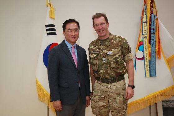 NSP통신-14일 정장선 평택시장(왼쪽)이 앤드류 해리슨 사랑관과 지역사회와의 협력 증진 방안에 대한 환남 가운데 기념촬영을 하고 있다. (평택시)