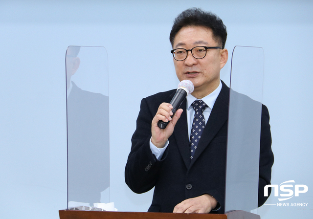 NSP통신-15일 배강욱 더불어민주당 정책위원회 부의장이 화성시장 출마 기자회견에서 공약을 설명하고 있다. (조현철 기자)