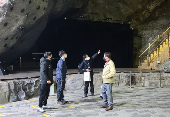 NSP통신-14일 시민으로 구성된 고객 모니터링단과 공사 시설안전팀, 사업장을 관리하는 동굴사업부가 합동으로 광명동굴에 대한 안전 점검을 실시하고 있다. (광명도시공사)