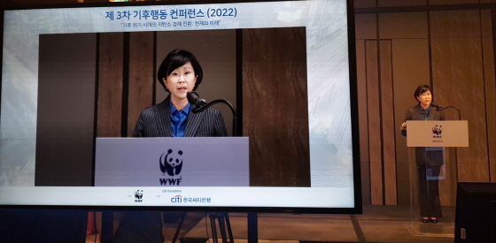 NSP통신-한국씨티은행은 지난 15일 WWF-Korea와 함께 제3차 기후행동 컨퍼런스를 개최했다. 온라인으로 열린 이번 컨퍼런스에서 유명순 한국씨티은행장이 축사를 하고 있다. (한국씨티은행)