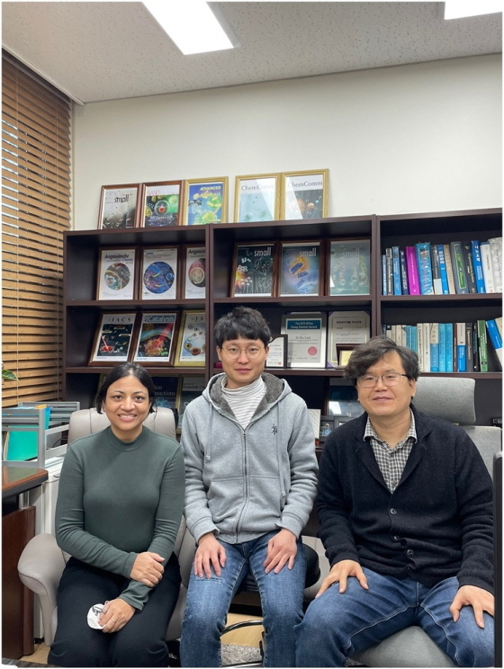 NSP통신-연구팀(사진 오른쪽부터 포스텍 화학과 이인수 교수, 박사과정 최정훈 씨, 니티 쿠마리 연구교수)