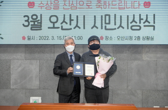 NSP통신-15일 곽상욱 오산시장(왼쪽)과 경기도납세유공자 장성용씨가 기념촬영을 하는 모습. (오산시)