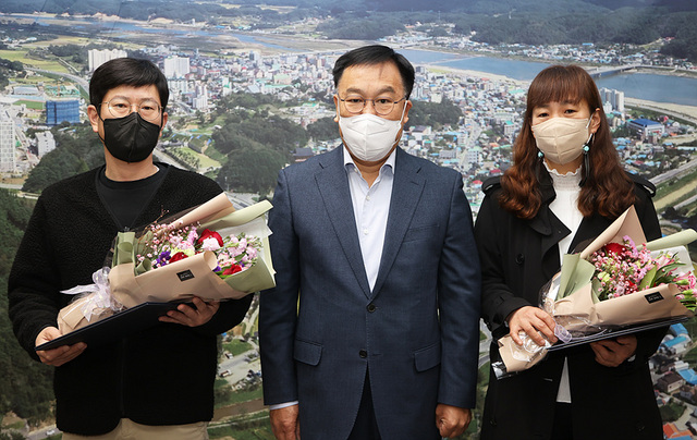 NSP통신-17일 김진하 양양군수(가운데)가 남애항 해상에서 추락한 차량 탑승객 4명을 구조한 민간인 김정수 씨(오른쪽)와 이광원 씨에게 군수 표창을 수여하며 함께 기념촬영을 하고 있다. (양양군)
