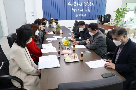 NSP통신-16일 경기도의회 교육행정위원회에서 진용복 경기도의회 부의장과 남종섭 교육행정위원장이 도교육청 관계자 등과 간담회를 하고 있다. (의원실)